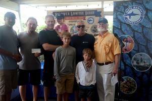 Team “Low T” caught the smallest lionfish.  L-R: Allie Elhage of ZooKeeper with team Low T members and family D.J. Strott, Steve Sanders, Gabriella Sanders, Max Harris, Jeff Harris and Grey Harris, and Mote CEO Dr. Michael P. Crosby.